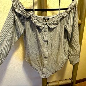 Cute off shoulder but still has straps. Fits like a large. Very lite weight